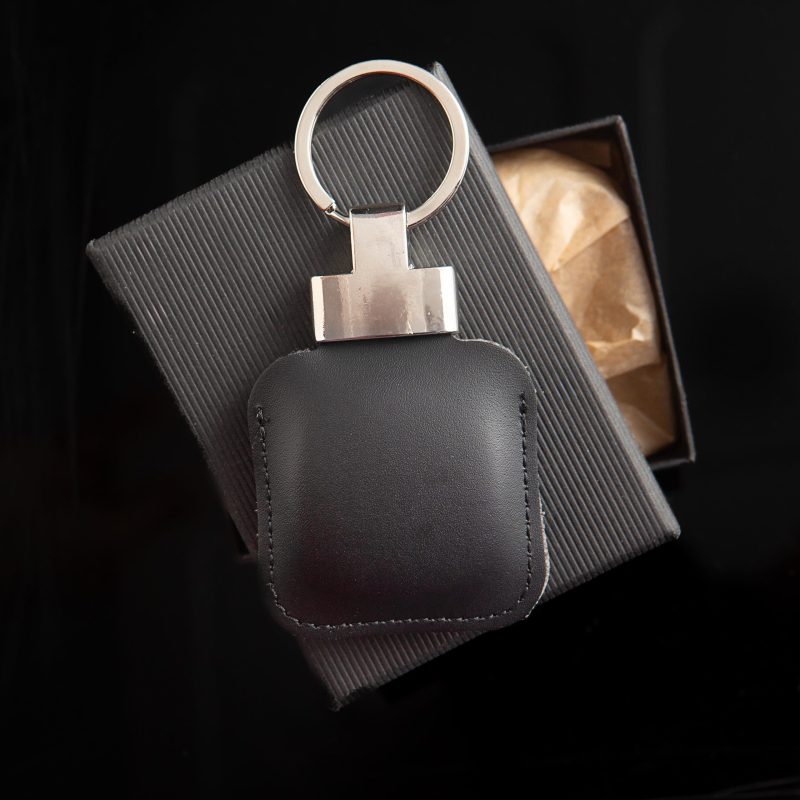 Black leather keychain compatible with Apple AirTag – Volant 3 Ranches